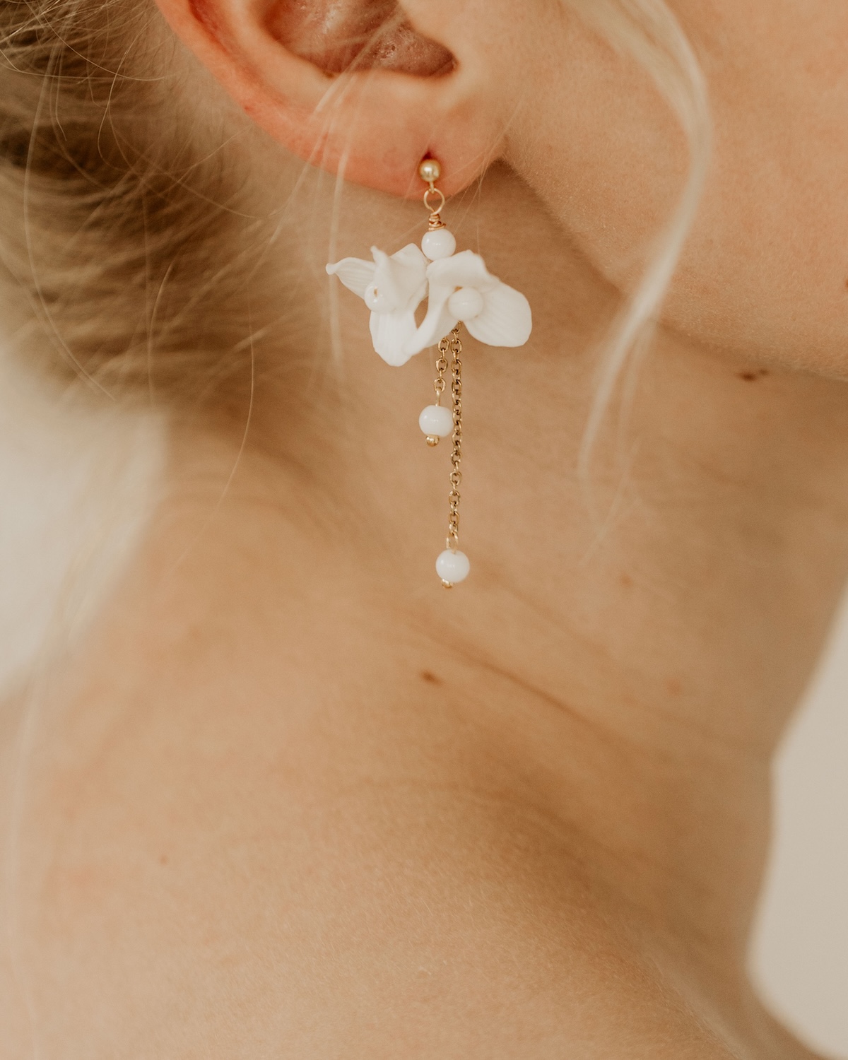Ohrringe mit Blumen und Ketten