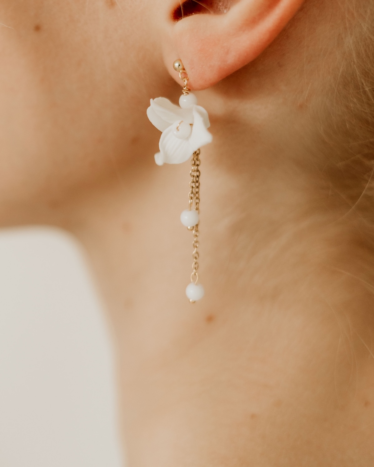 Ohrringe mit Blumen, Ketten und Perlen YVETTE