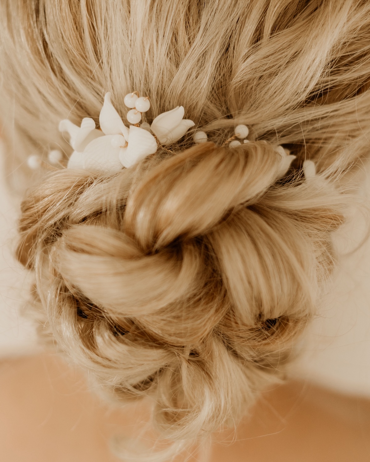 Haarschmuck mit Keramikblumen YVETTE in Brautfrisur