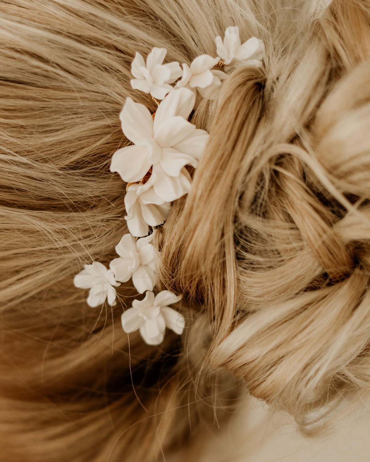 Haarkamm-mit-weißen-Blumen-VALERIA-in-Brautfrisur-Detail-Sternenauge
