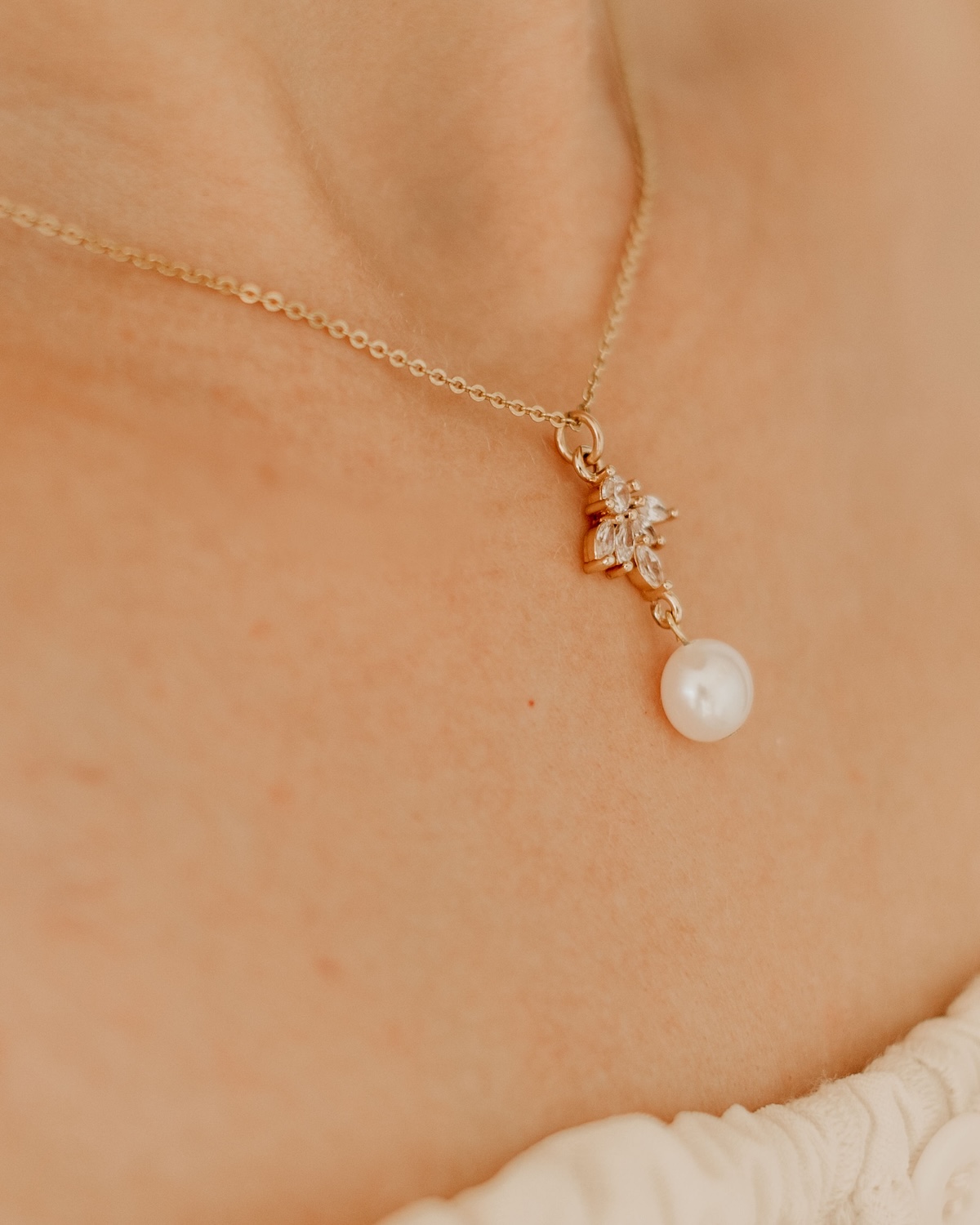 Halskette-mit-Zirkonia-und-Perle-MERLE-Detail-Sternenauge