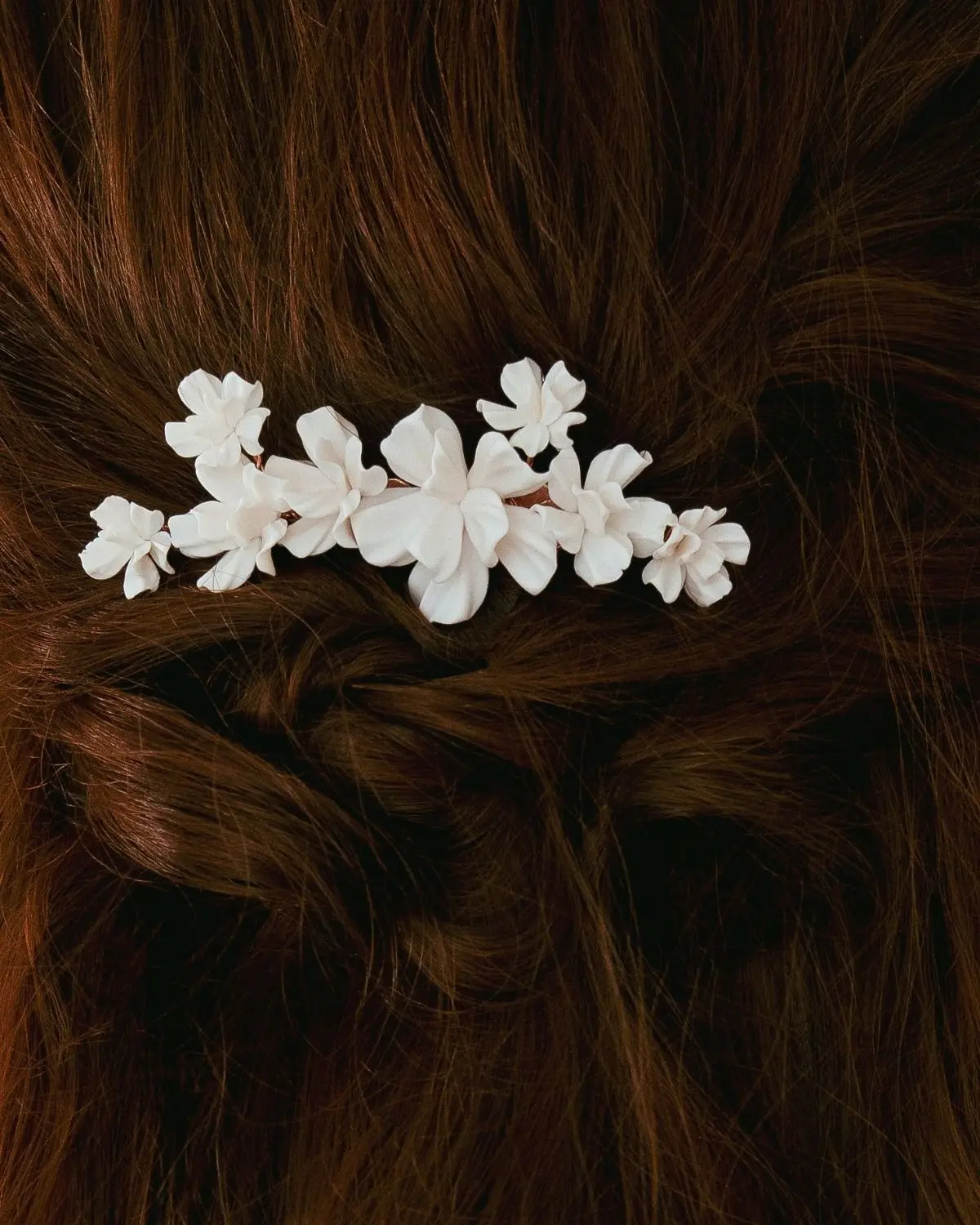 Detailansicht Blumen Braut-Haarkamm Valeria mit weißen Blüten von Sternenauge