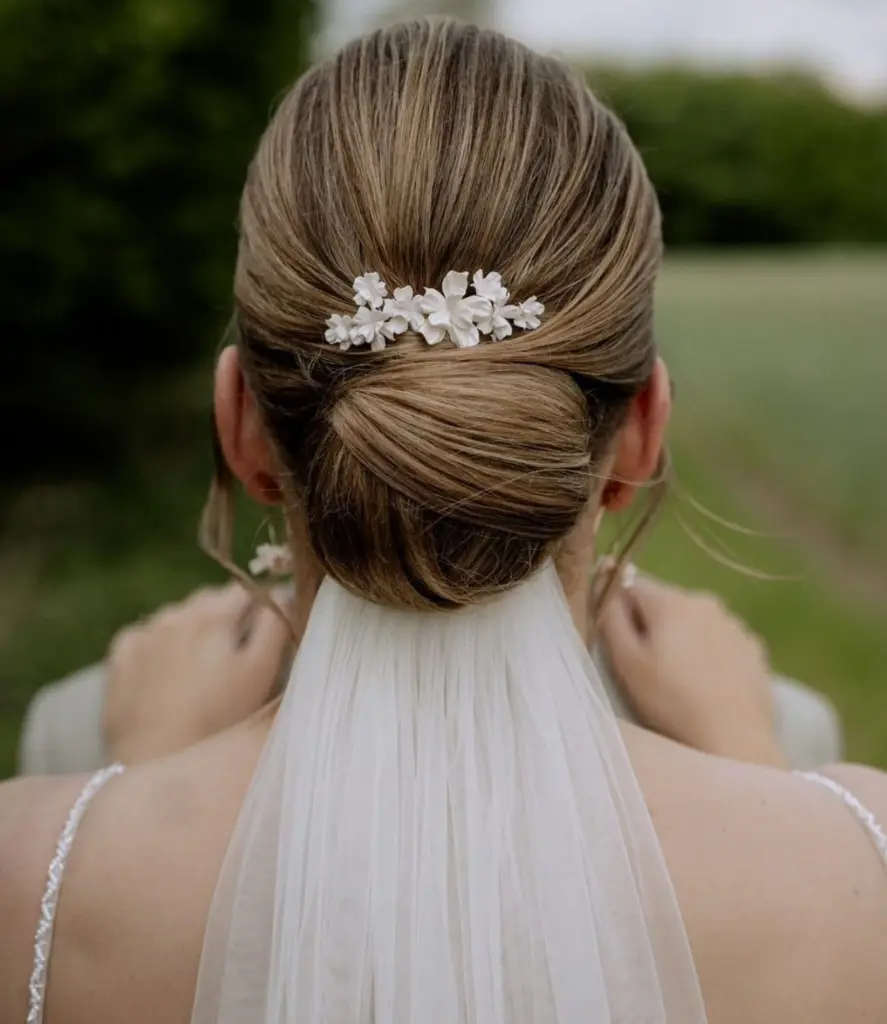 Echte Braut zeigt ihre Hochsteckfrisur mit handgefertigtem Braut-Haarkamm Valeria aus der Sternenauge Manufaktur.