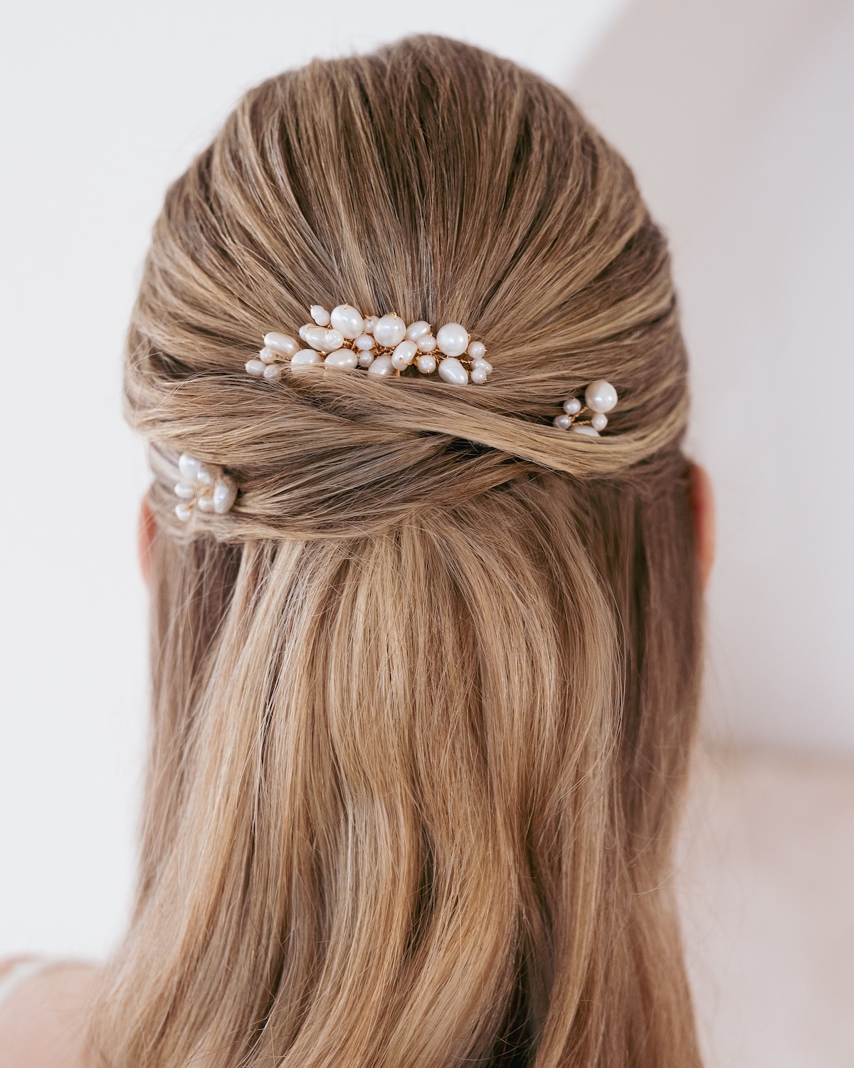 Eleganter Brauthaarschmuck mit echten Süßwasserperlen in Hochzeitsfrisur