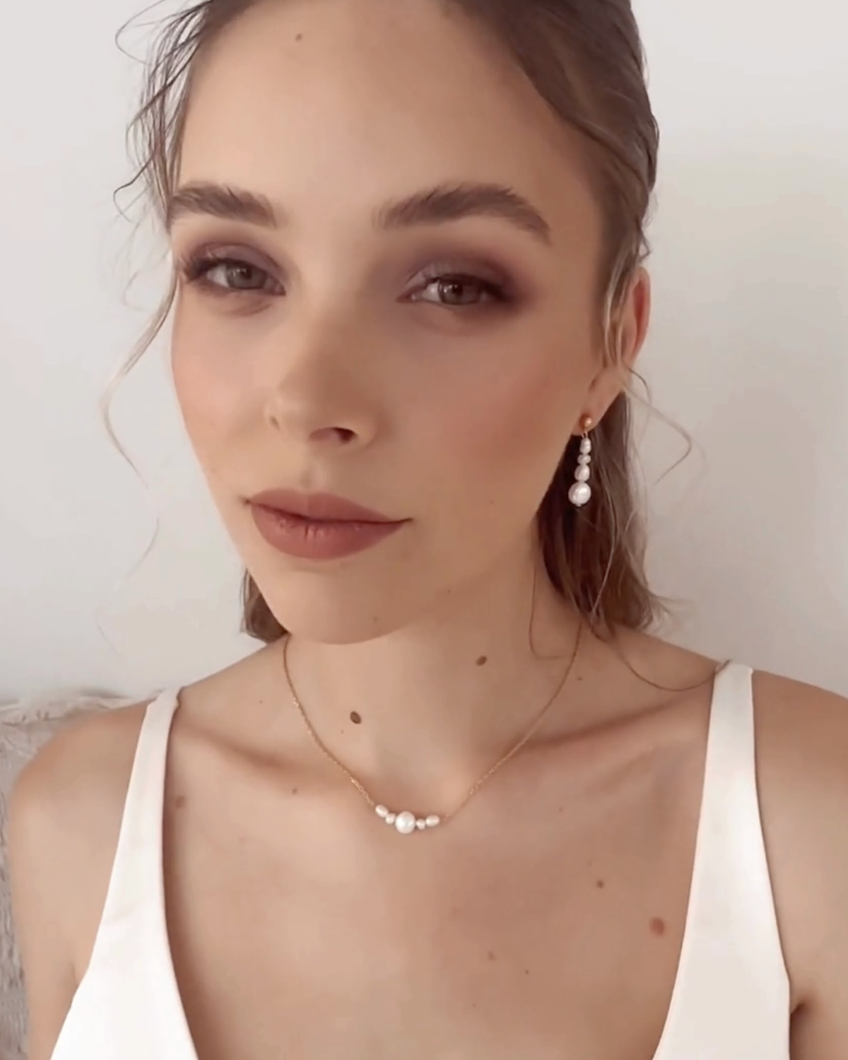 Titelbild Modelvideo Perlenohrringe Braut NORA
