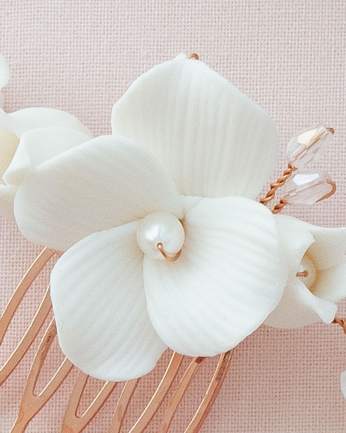 Detail große Blüte mmit Perle von Sternenauge Haarkamm Hochzeit Blumen ALBA