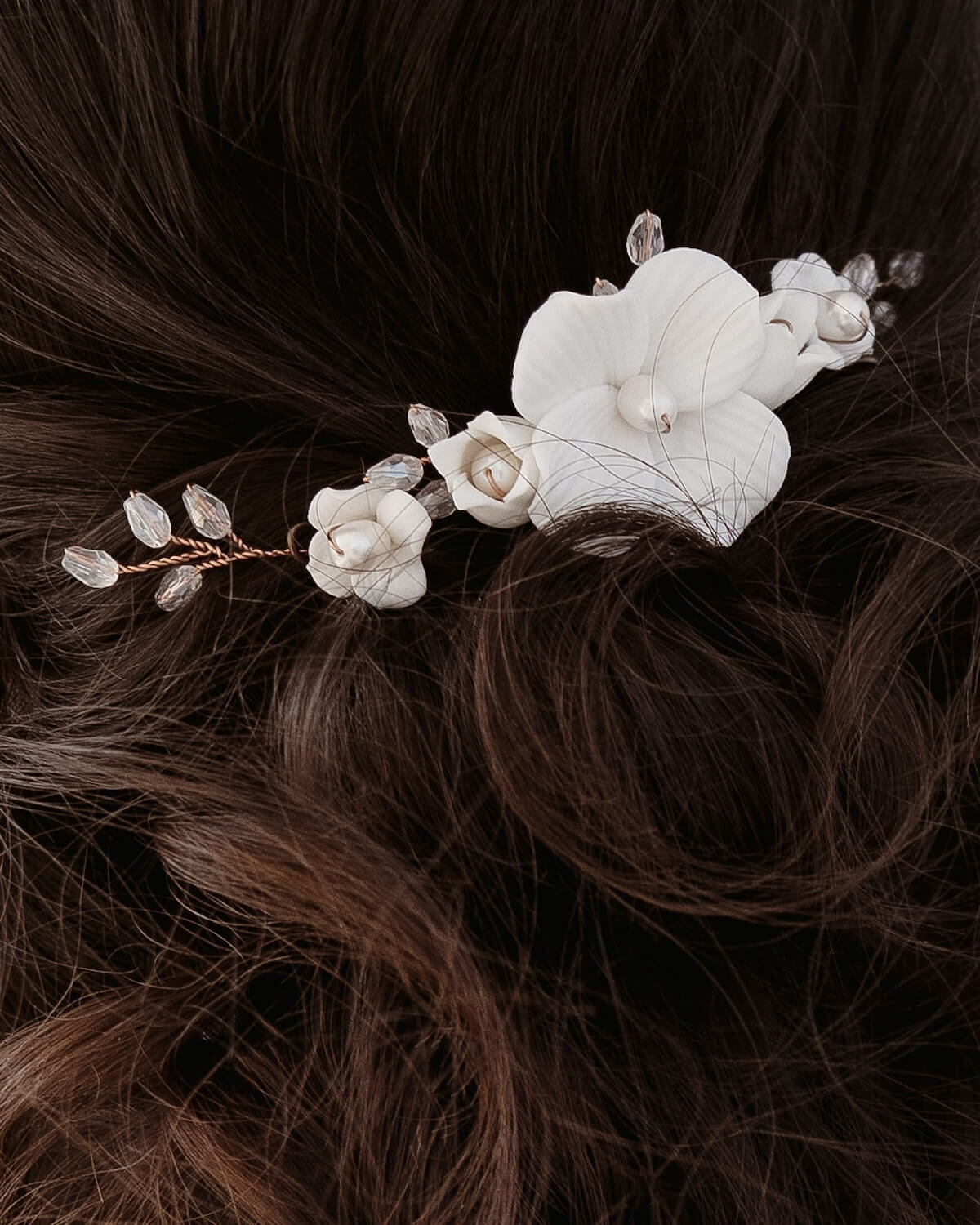 Sternenauge Detailansicht floraler Haarkamm ALBA klein mit Blüten in Brautfrisur