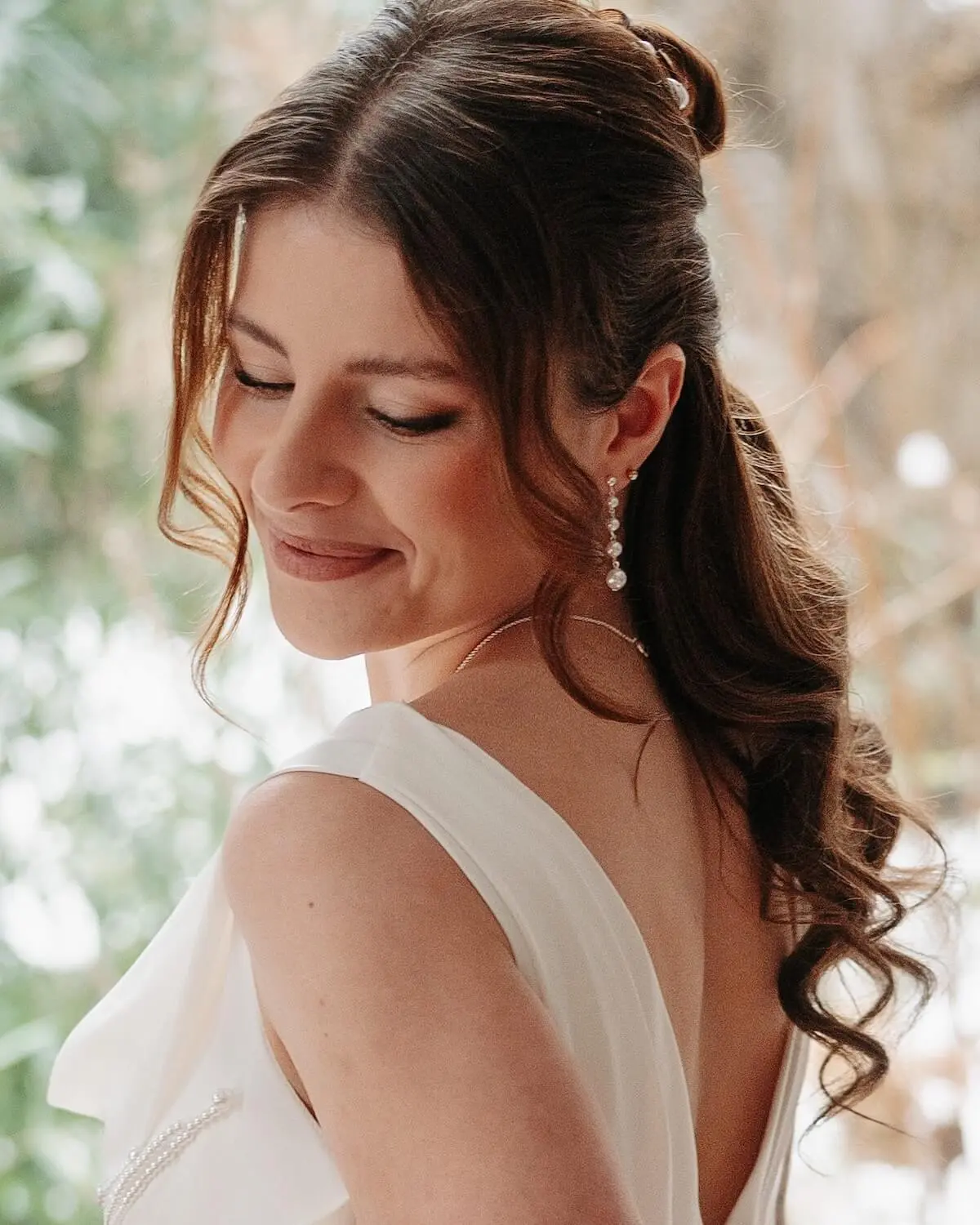 Braut mit Perlenohrringe ANNOUK aus Sterling silber zu halboffener Brautfrisur Sternenauge