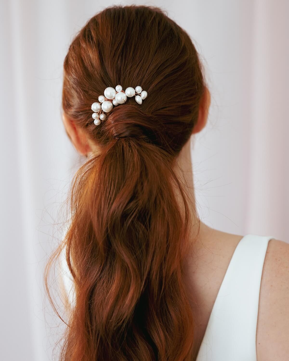 Haarkamm Perlen ANNOUK von Sternenauge in moderner Brautfrisur als Ponytail