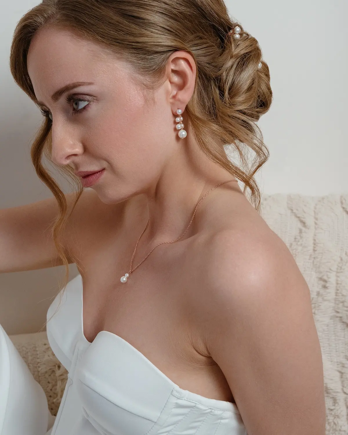 Braut mit modernem Jumpsuit trägt Perlenkette ANNOUK Duo aus 925 Sterling Silber mit zwei unterschiedlich großen Muschelperlen von Sternenauge
