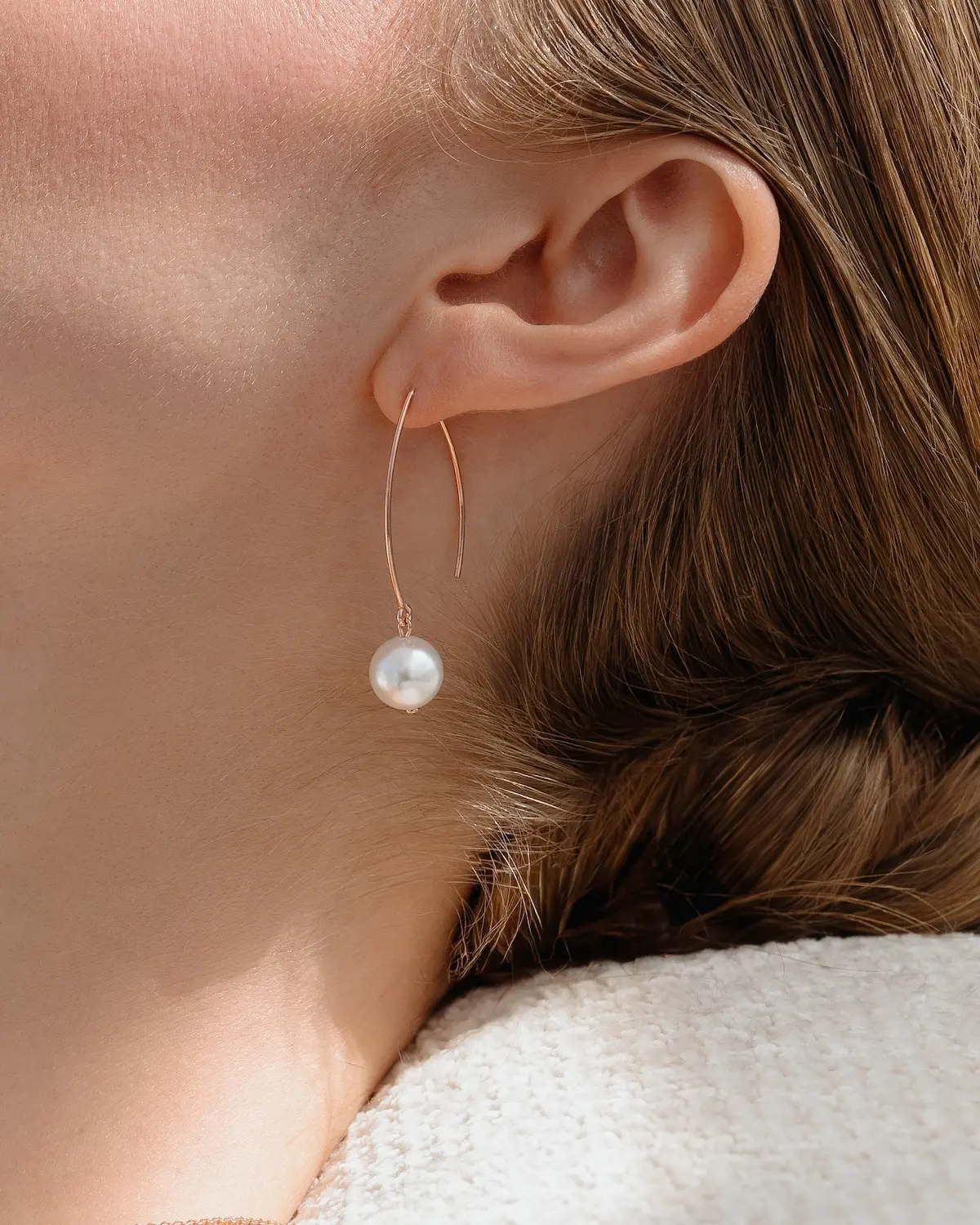 Ohrh&auml;nger ANNOUK aus 925 Sterling Silber 18K, Detailfoto am Ohr, filigraner Ohrschmuck f&uuml;r die Braut aus der Sternenauge Manufaktur