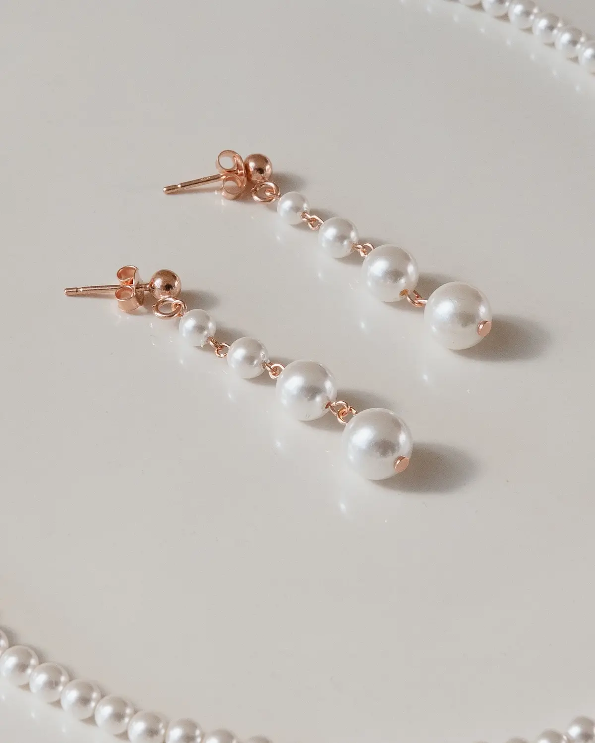 Schimmernde Perlenohrringe ANNOUK im Drop-Design aus 925 Sterling Silber, perfekter Brautschmuck aus der Sternenauge Manufaktur