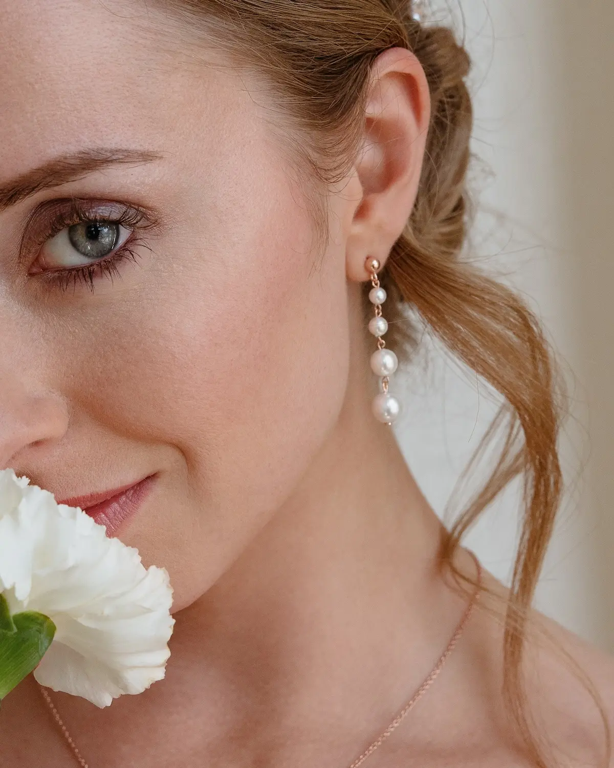 Braut mit eleganten Perlenohrringe im Drop-Design aus 925 Sterling Silber 18K rosévergoldet mit Muschelperlen, elegantes Design aus der Sternenauge Manufaktur