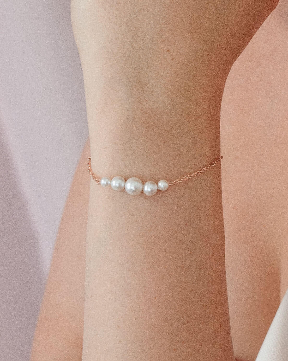 Sternenauge Detailfoto ANNOUK Muschelperlen Armband am Handgelenk