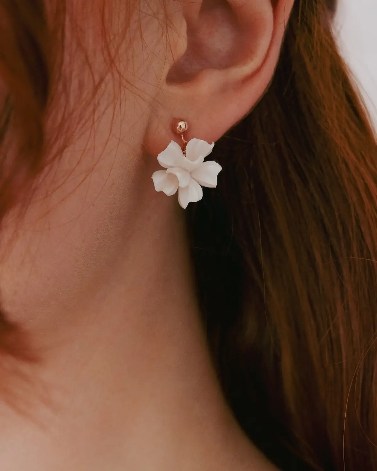 Kleine Blumen-Ohrstecker Valeria von Sternenauge, getragen als floraler Brautschmuck am Ohr.