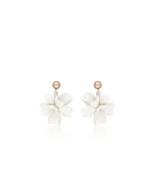 Freisteller der Sternenauge Blumen-Ohrstecker Valeria mit dreidimensionalen, matten weißen Blüten und runden Ohrsteckern aus 925 Sterling Silber mit 18K Roségold-Vergoldung auf weißem Hintergrund mit Spiegelung.