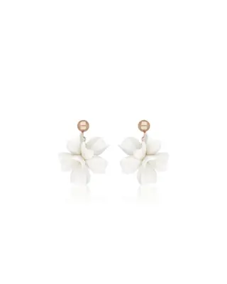 Freisteller der Sternenauge Blumen-Ohrstecker Valeria mit dreidimensionalen, matten weißen Blüten und runden Ohrsteckern aus 925 Sterling Silber mit 18K Roségold-Vergoldung auf weißem Hintergrund mit Spiegelung.