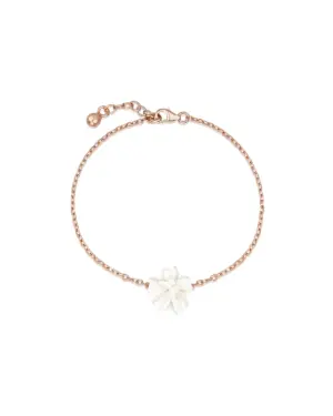 Filigranes Sternenauge Valeria Brautarmband aus 925 Sterling Silber rosévergoldeter Ankerkette mit einer zentralen, handgeformten weißen Blüte vor weißem Hintergrund.