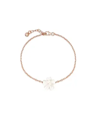 Filigranes Sternenauge Valeria Brautarmband aus 925 Sterling Silber rosévergoldeter Ankerkette mit einer zentralen, handgeformten weißen Blüte vor weißem Hintergrund.