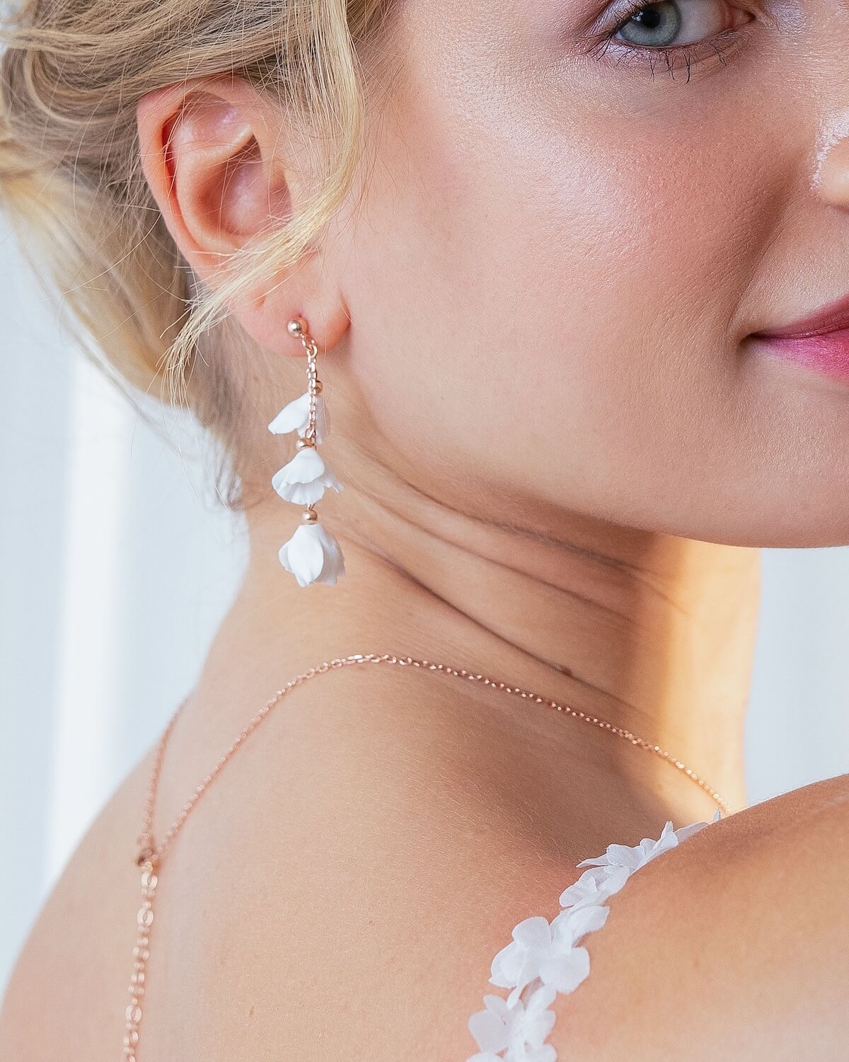 Braut trägt weiße Blumen Ohrringe LEXI von Sternenauge