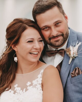 Braut Nadja mit ihrem Mann am Hochzeitstag Kundenstimme für Brautschmuck von Sternenauge