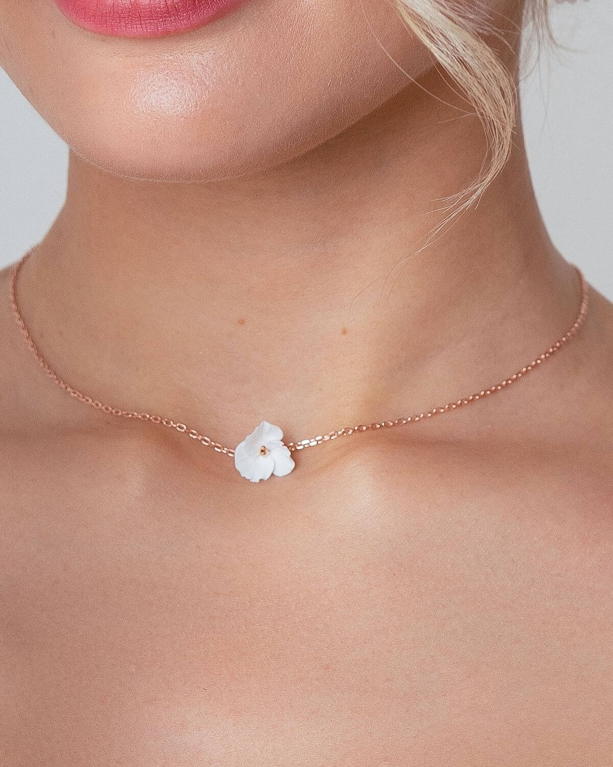 Sternenauge Blumen Halskette LEXI Detailfoto am Hals