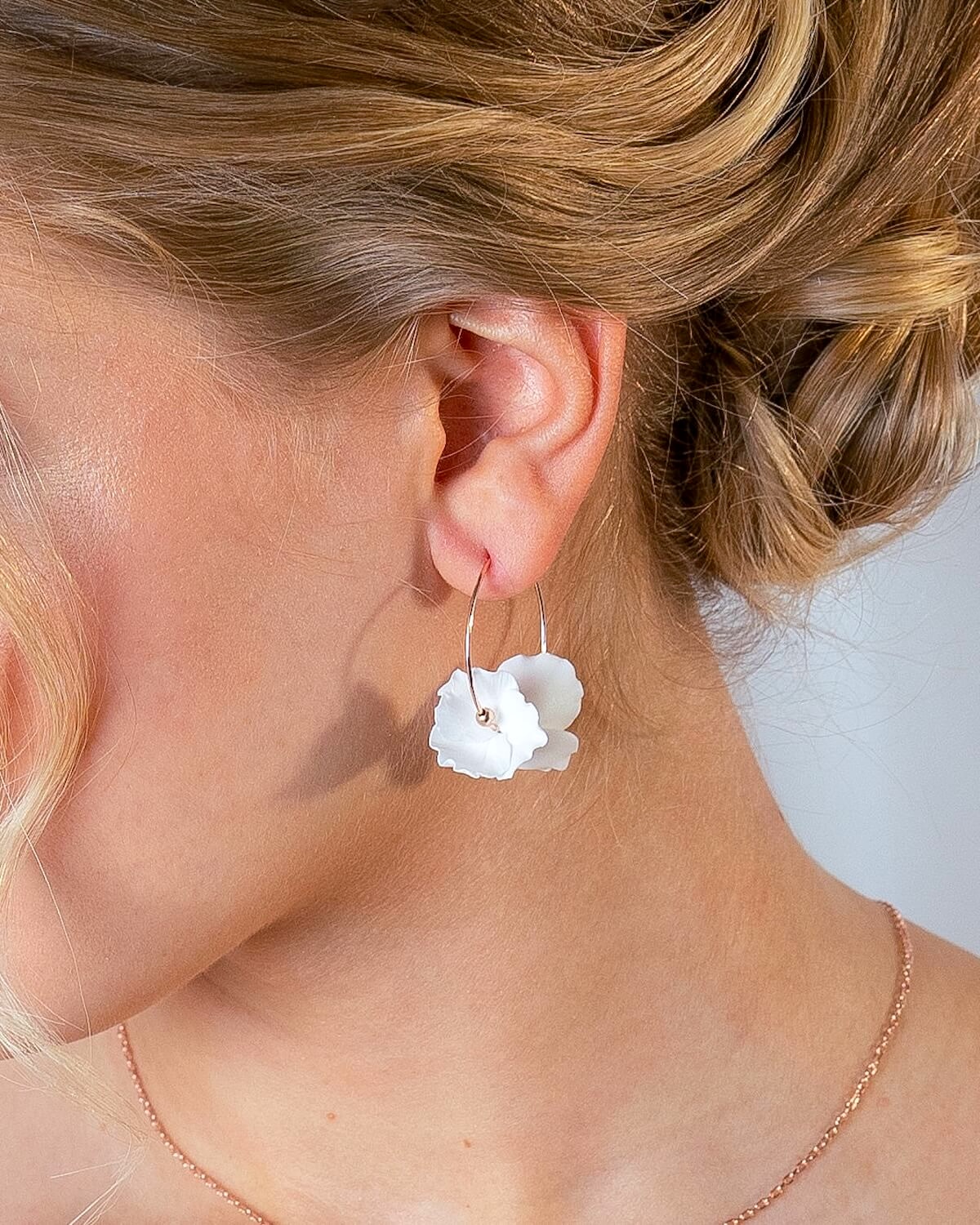 Sternenauge Detailfoto LEXI Blumen Creolen am Ohr