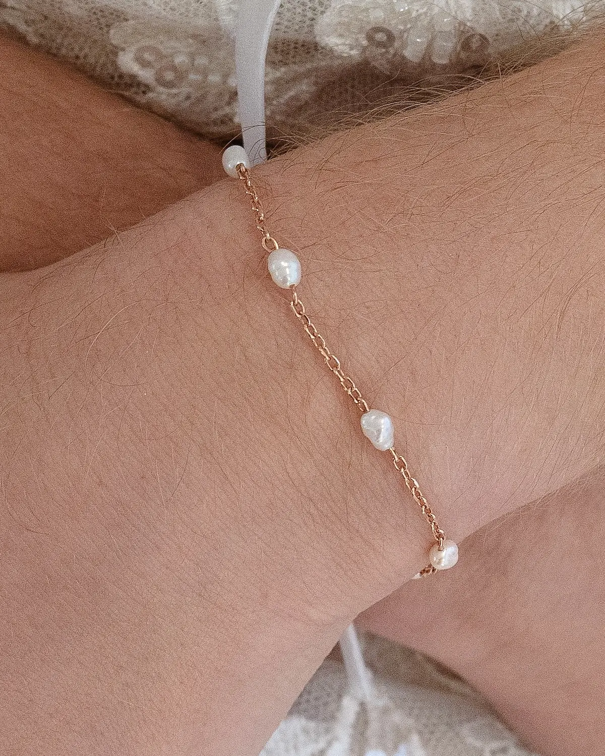 Sternenauge Armkette FELICITAS, Zartes Perlenarmband am Handgelenk, ideal als zeitloser Brautschmuck oder f&uuml;r besondere Anl&auml;sse