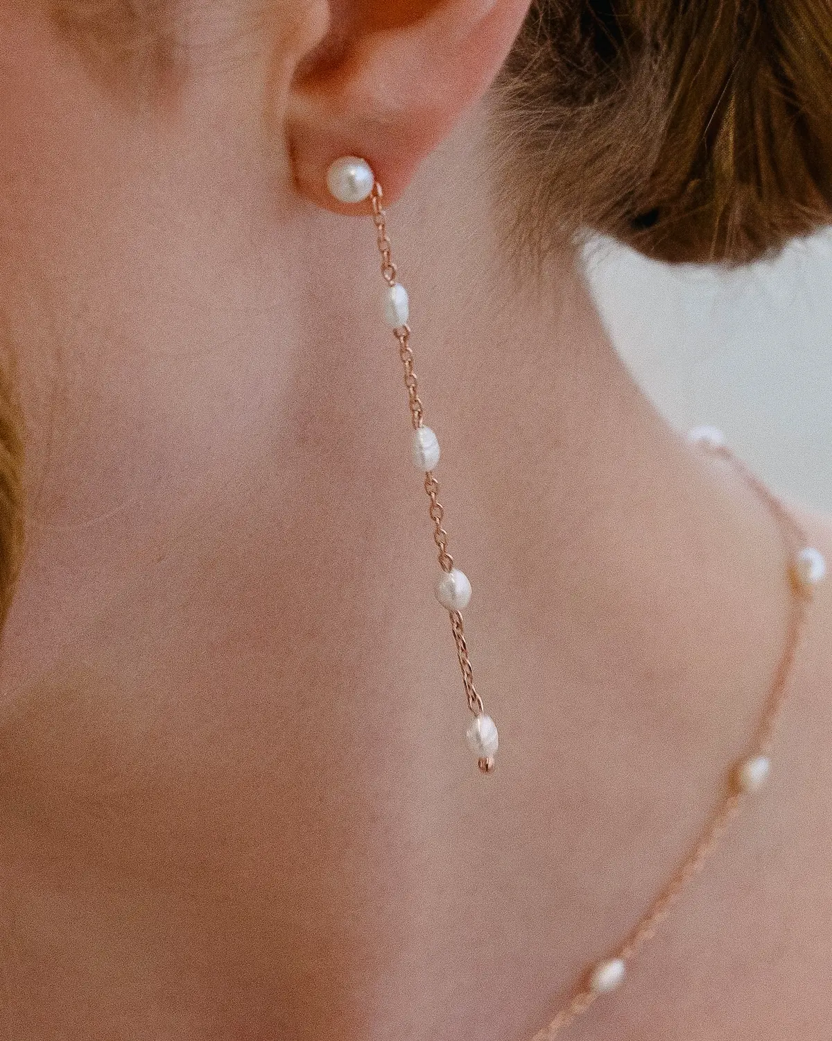 Sternenauge Filigrane Perlenohrringe FELICITAS Detailansicht am Ohr