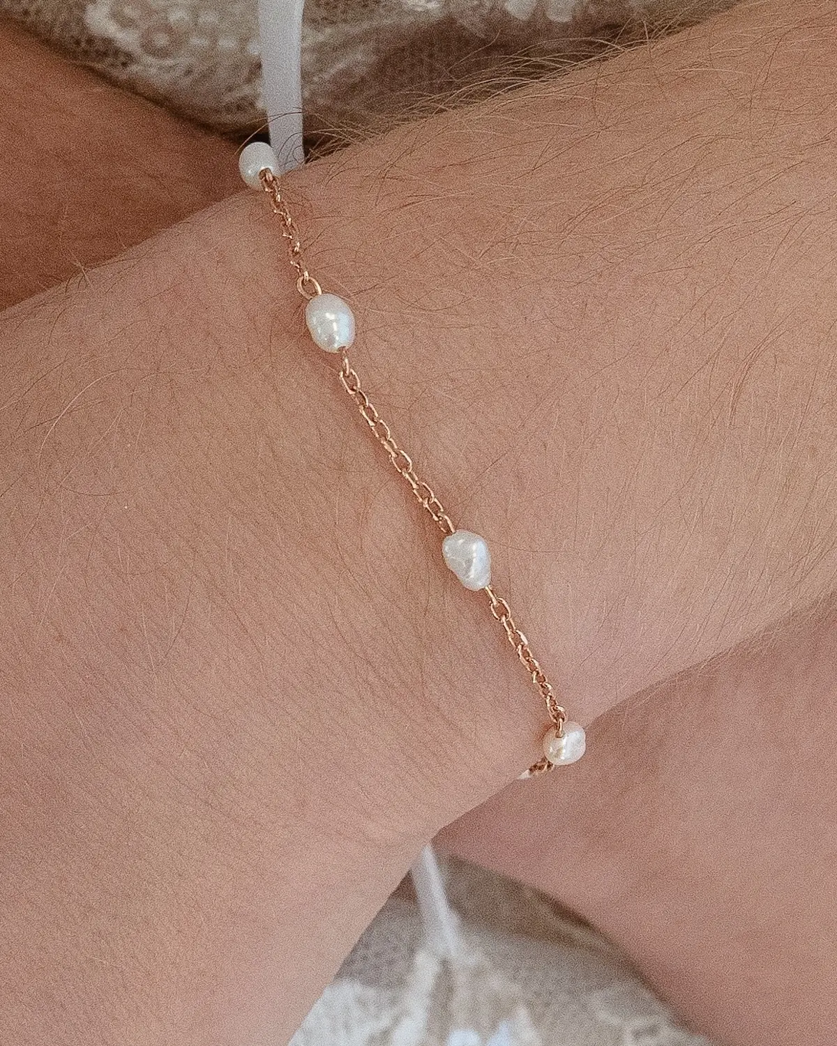 Sternenauge Zarte Armkette mti Tiny S&uuml;&szlig;wasserperlen FELICITAS am Handgelenk