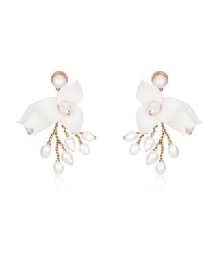 Ros&eacute;goldfarbene Ohrringe mit wei&szlig;en Bumen und Perlen FELICITAS von Sternenauge