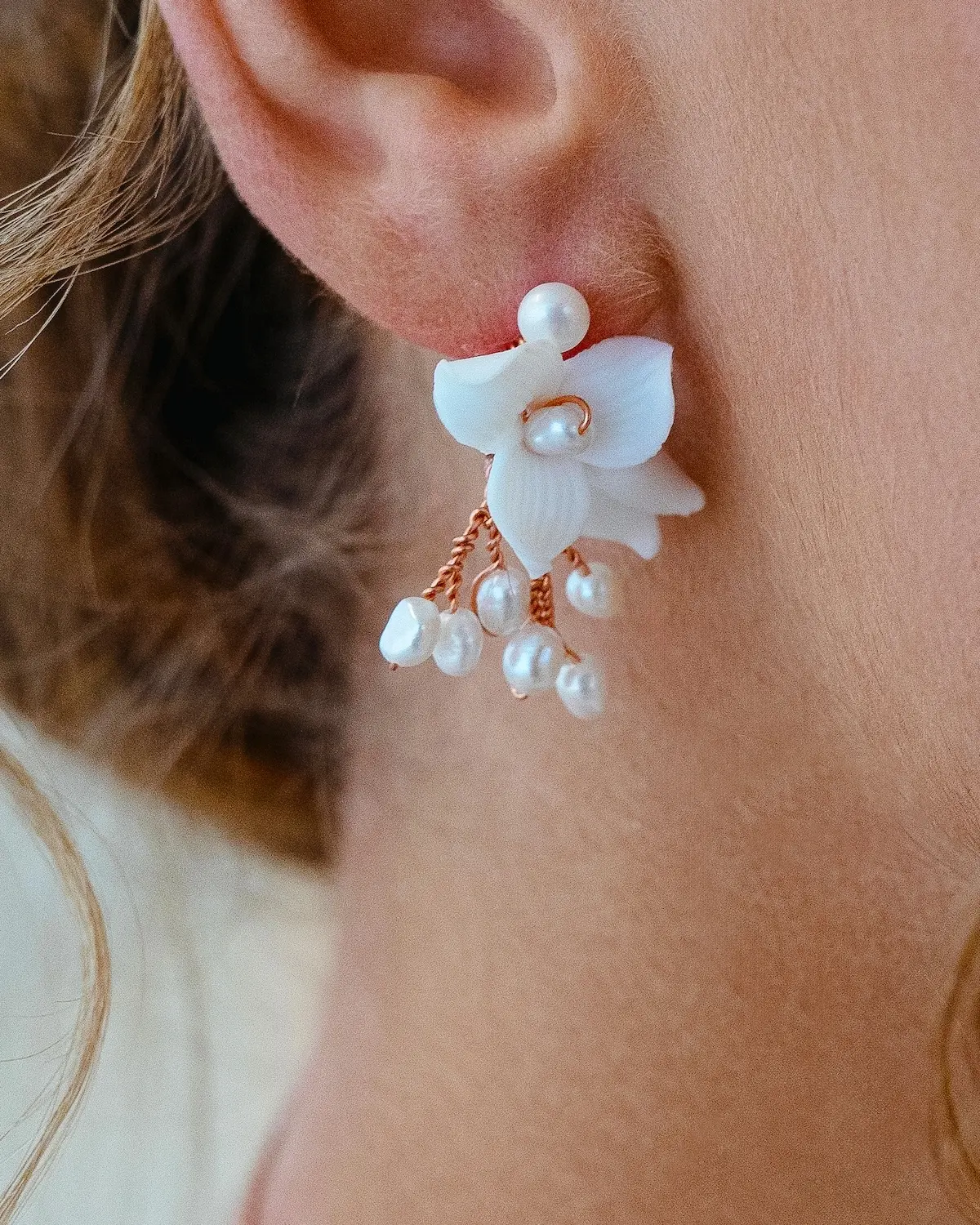 Sternenauge zarte Bl&uuml;ten Ohrstecker mit Perlen und Keramikblume FELICITAS am Ohr