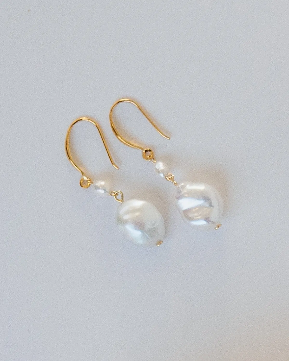 Produktansicht der FREYA Ohrringe im Flatlay, hochwertiges Sterling Silber mit 18K Vergoldung und handverlese Perlen, Schmuckanfertigung von Sternenauge