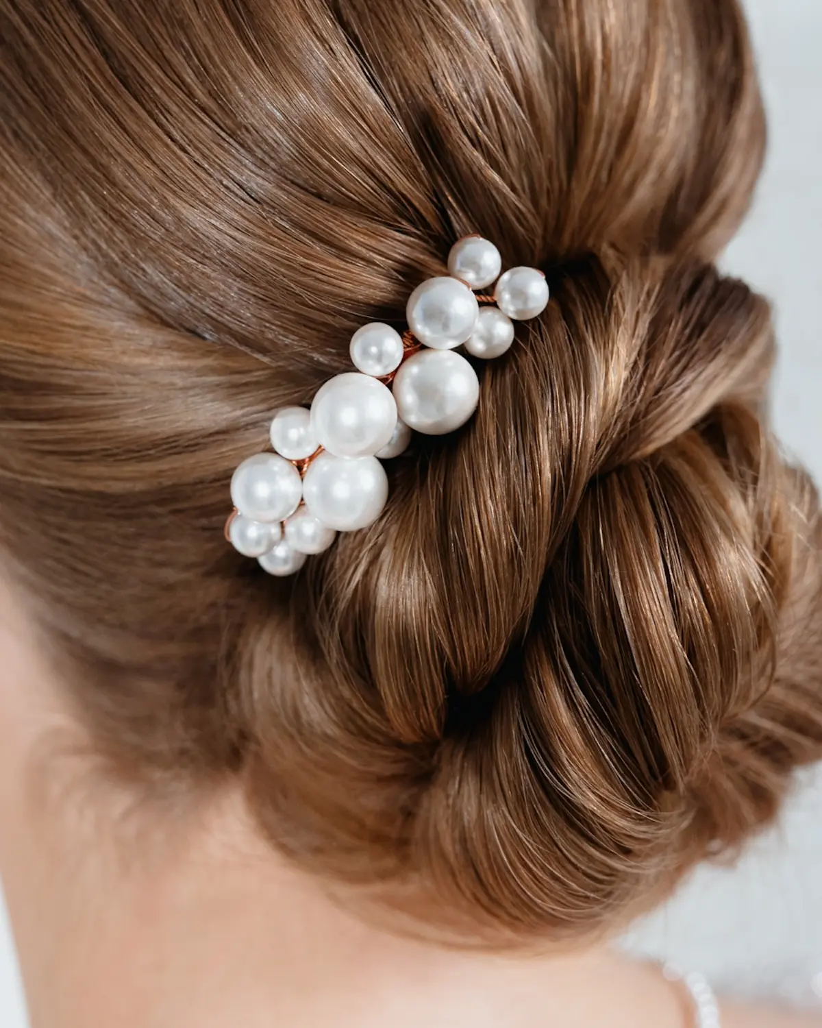 Handgefertigter Haarkamm mit Muschelkernperlen als eleganter Haarschmuck für die Hochzeit