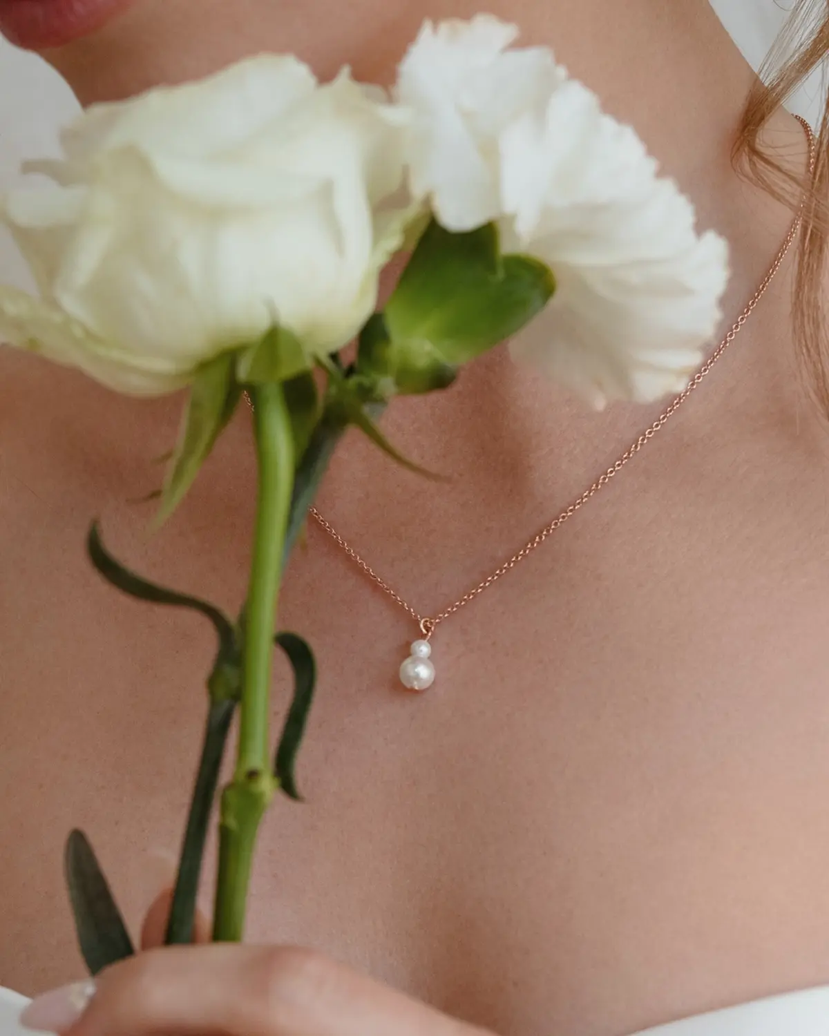 Halskette aus dem Schmuck-Set ANNOUK mit Muschelkernperlen aus 925 Sterling Silber 18K rosevergoldet als filigraner Hochzeitsschmuck
