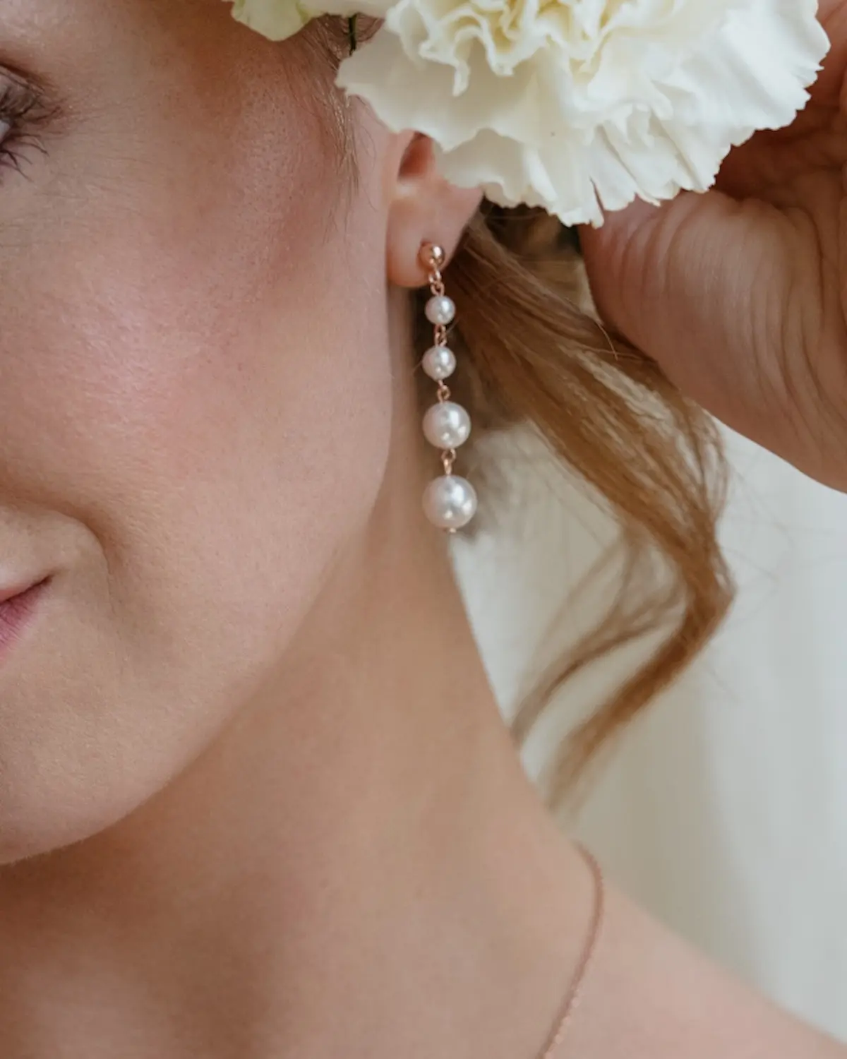 Detailfoto der Ohrringe im Schmuck-Set ANNOUK aus 925 Sterling Silber mit Muschelperlen Drop-Design von Sternenauge