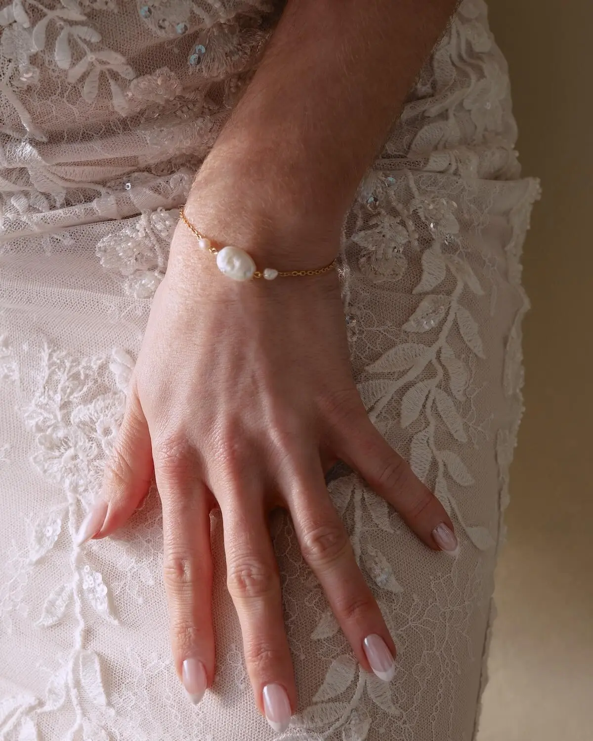 Sternenauge Armband mit Keshi Perle Sterling Silber 18K FREYA Farbton Gold am Handgelenk