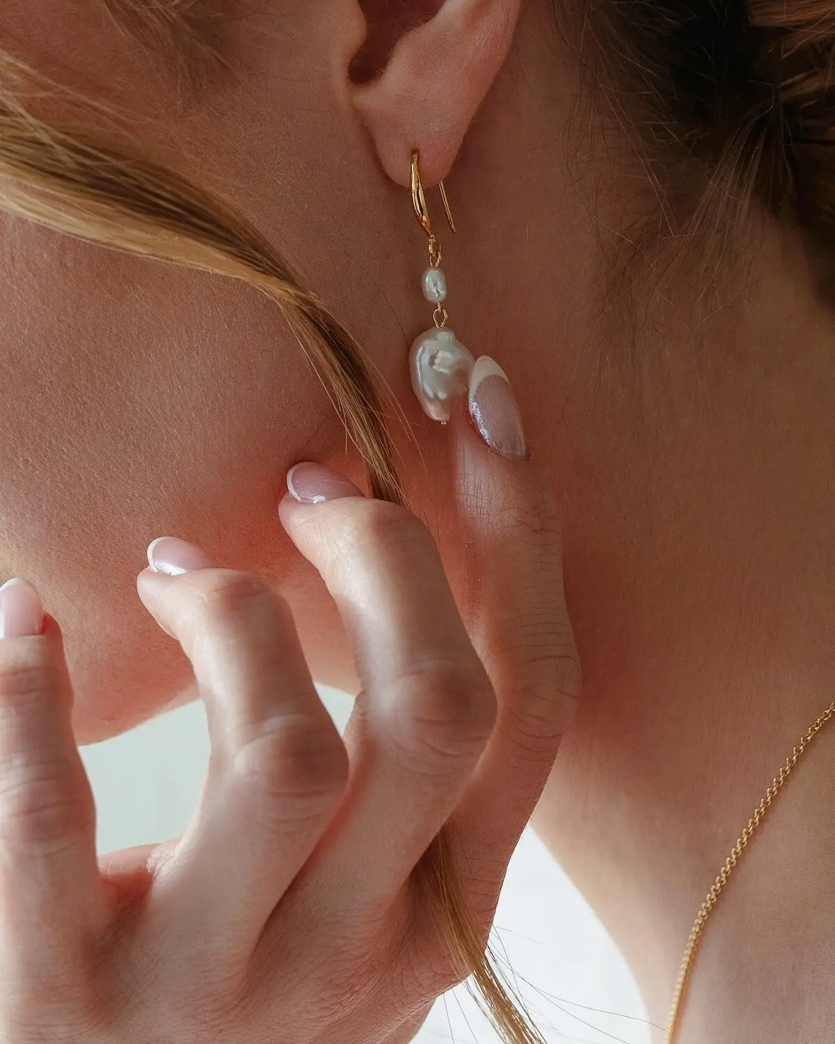 Sternenauge Braut Detailfoto mit Keshi Perlen Ohrringe FREYA