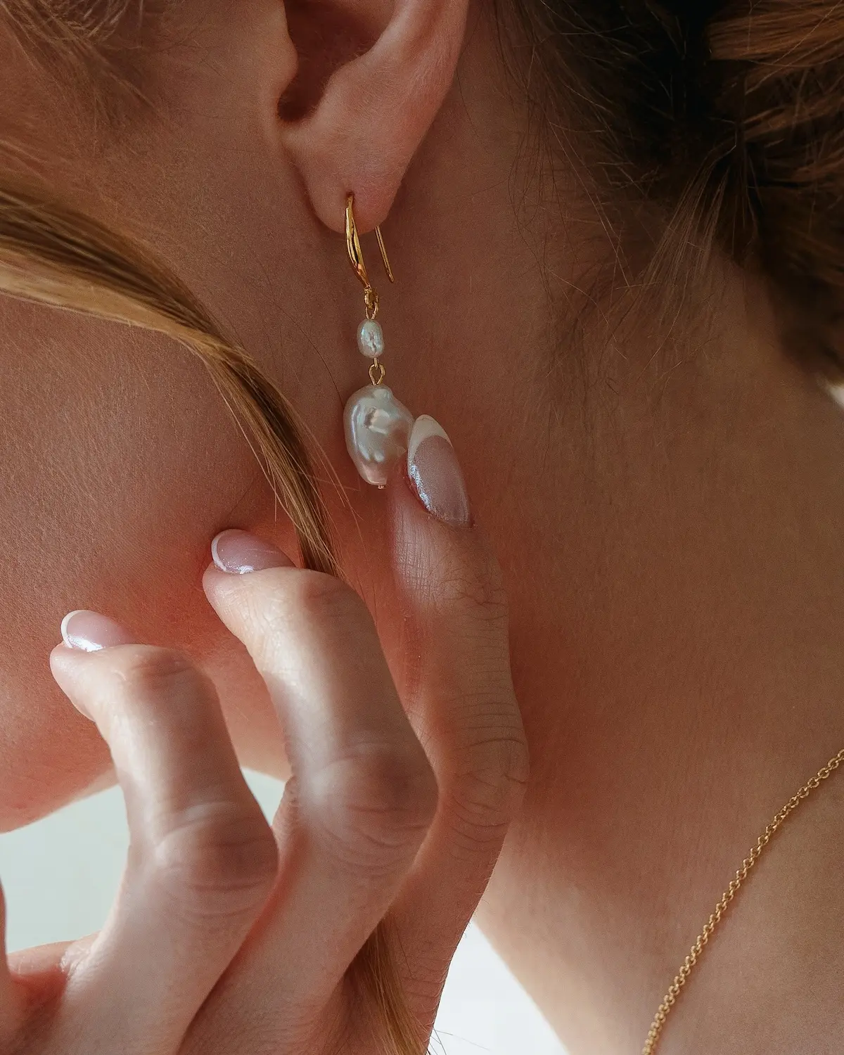 Sternenauge Detailfoto Braut h&auml;lt Ohrringe mit Keshi Perlen fest