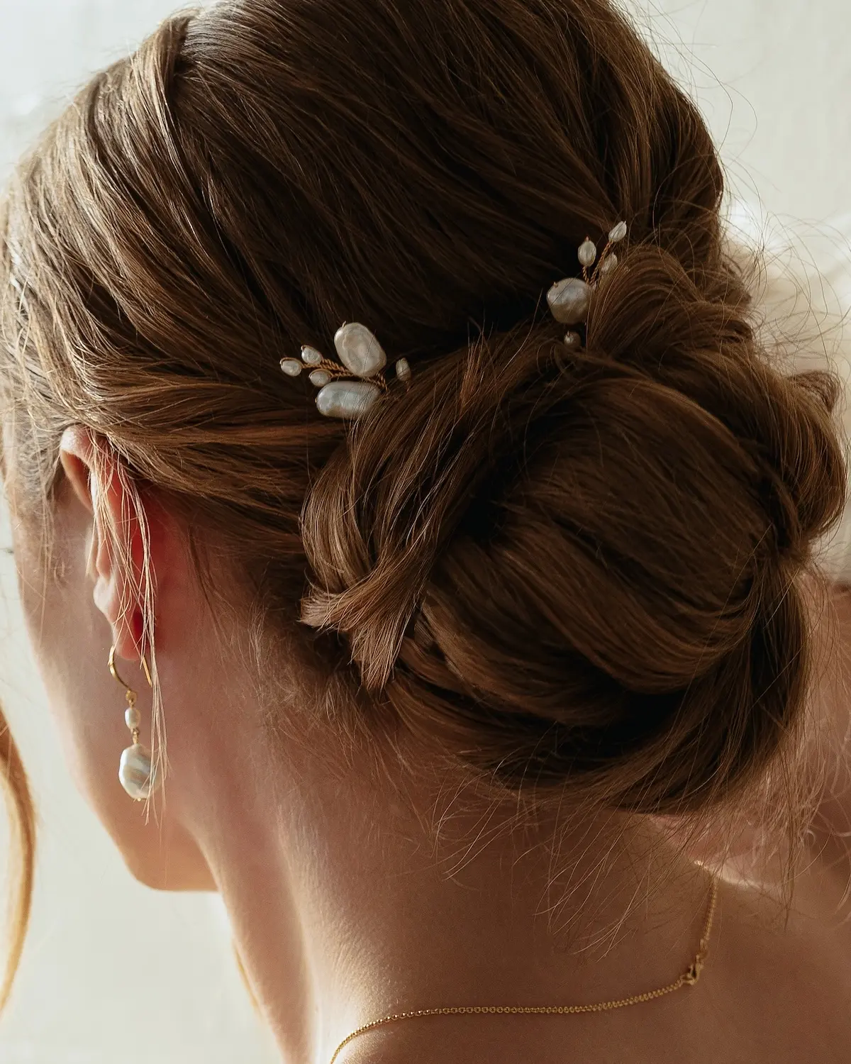 Sternenauge, FREYA Haarschmuck Gold in eleganter Hochsteckfrisur, Handgearbeitete Perlen-Nadeln f&uuml;r besondere Anl&auml;sse