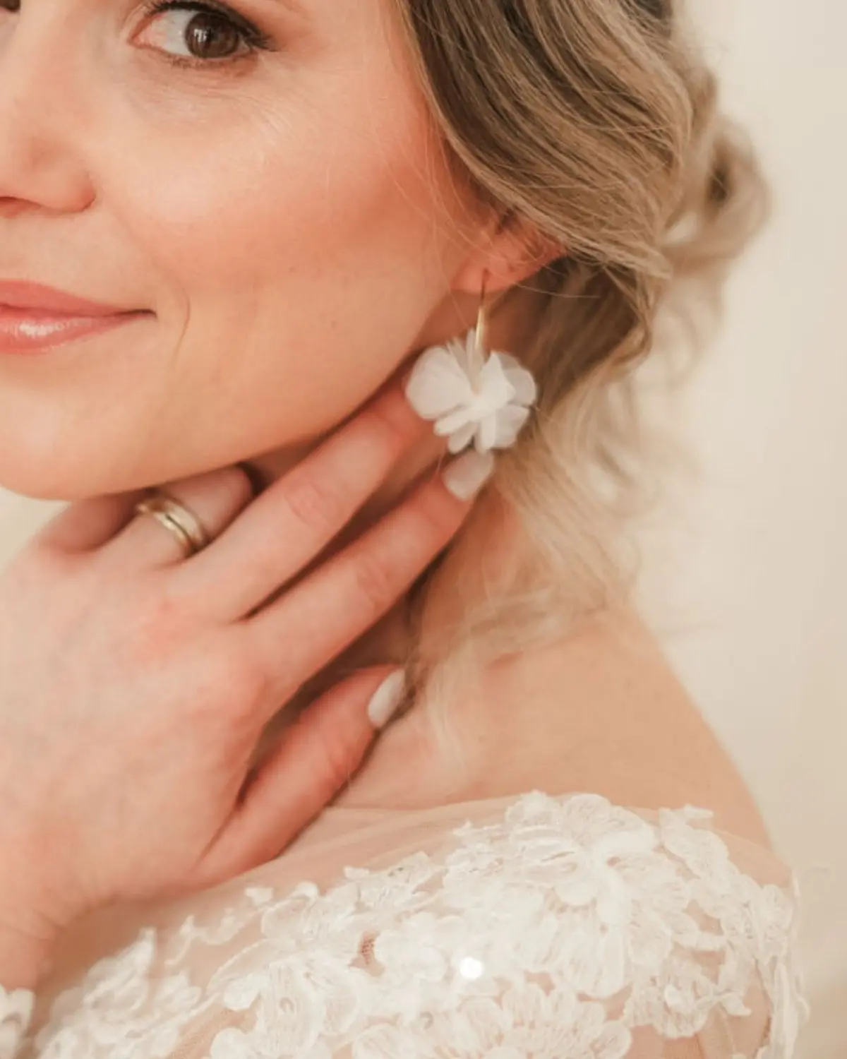 Sternenauge Creolen CARRY mit filigranen Stoffbl&uuml;ten, 18K vergoldetes Sterling Silber