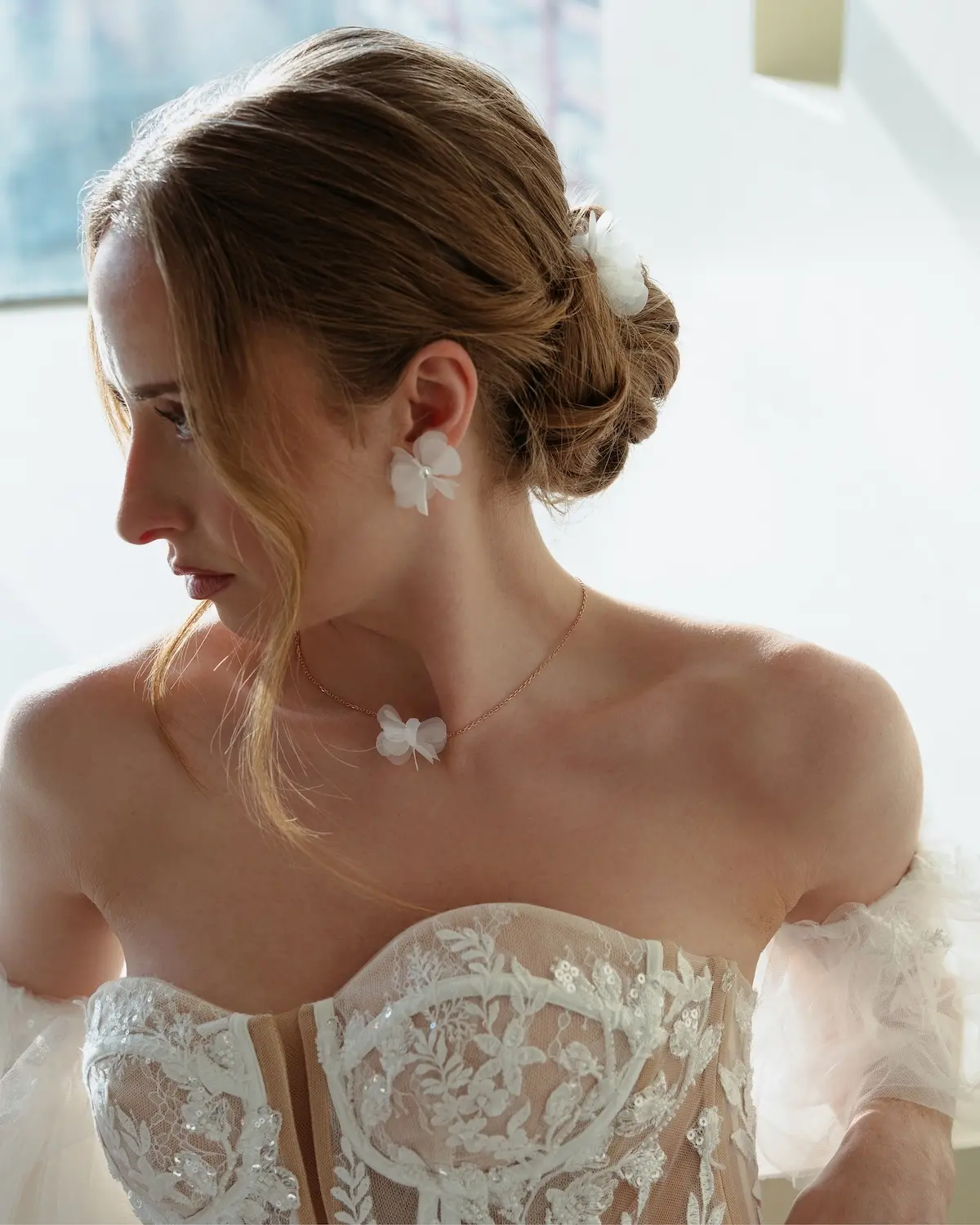 Sternenauge Stoffbl&uuml;ten Ohrringe CARRY mit Perlenstecker, perfekt f&uuml;r elegante Brautlooks zur Hochzeit, handgefertigt aus Sterling Silber