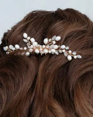 Nahaufnahme Sternenauge Haarkamm ALEXIS mit Perlen im Haar