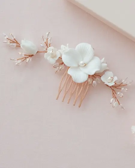 Floral gestalteter Haarschmuck f&uuml;r besondere Anl&auml;sse, handgemachte Haarteile mit Bl&uuml;ten-Details von Sternenauge