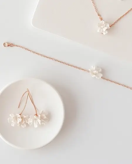 Handgefertigtes Schmuckset der Sternenauge Manufaktur, floral abgestimmte Halskette, Ohrringe und Armband f&uuml;r besondere Anl&auml;sse