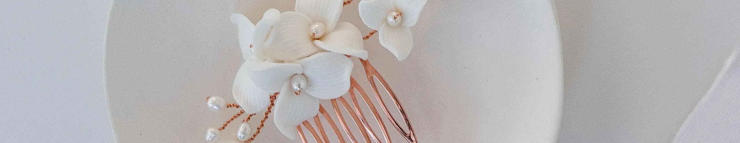 Handgefertigter Braut Haarkamm in roségoldfarben mit Perlen und Keramikblumen von Sternenauge