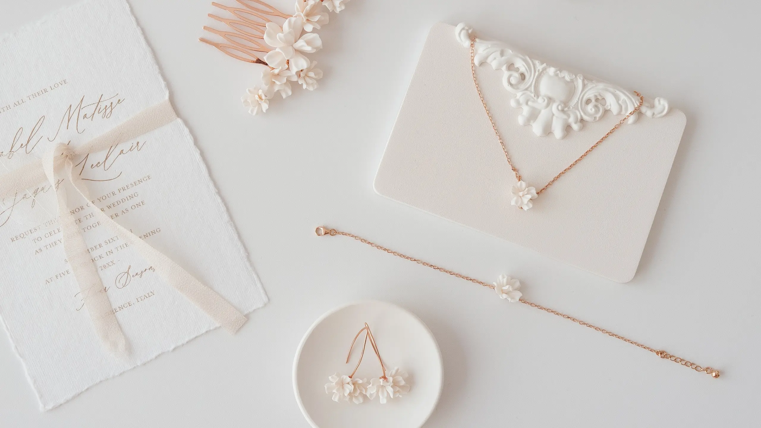 Handgefertigtes Brautschmuck-Set bestehend aus Haarkamm, Armband, Kette und Ohrringen mit floralem Design