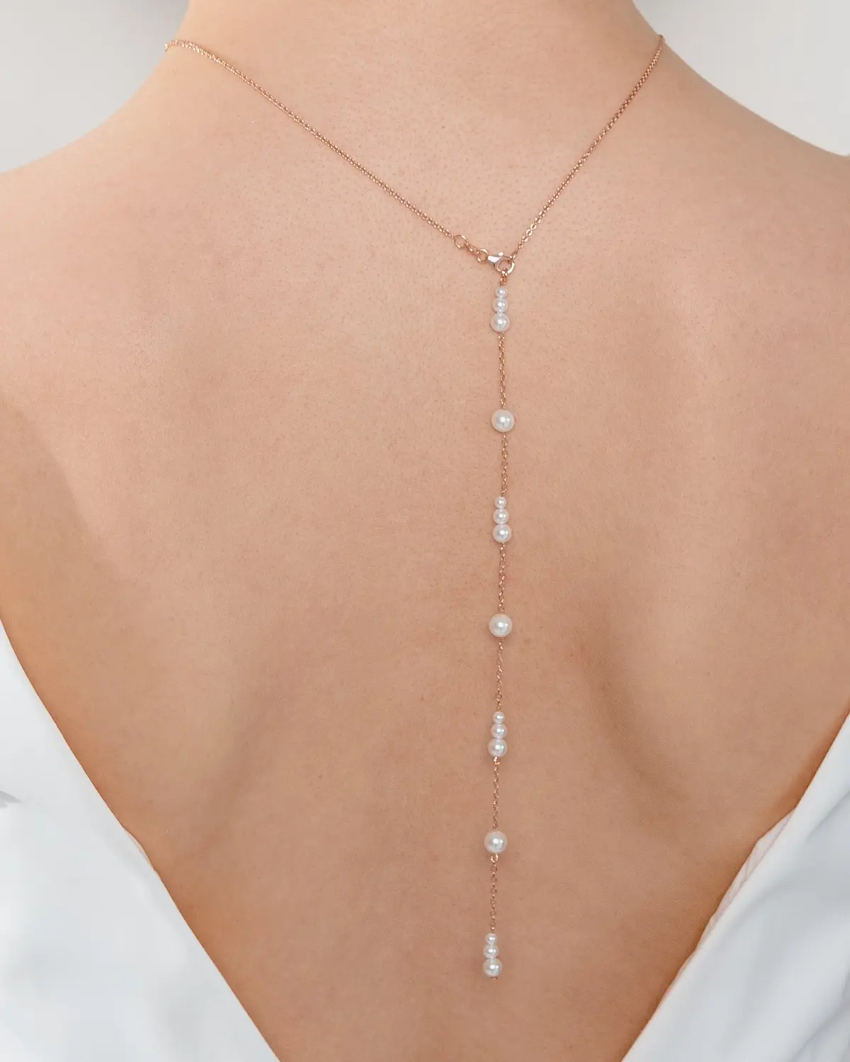ANNOUK Einh&auml;nger f&uuml;r Halskette als R&uuml;ckenketten-Detail f&uuml;r tiefe Brautkleid-Ausschnitte, 925 Sterling Silber 18K ros&eacute;vergoldet mit schimmernden Muschelperlen, handgefertigtes Design aus der Sternenauge Manufaktur