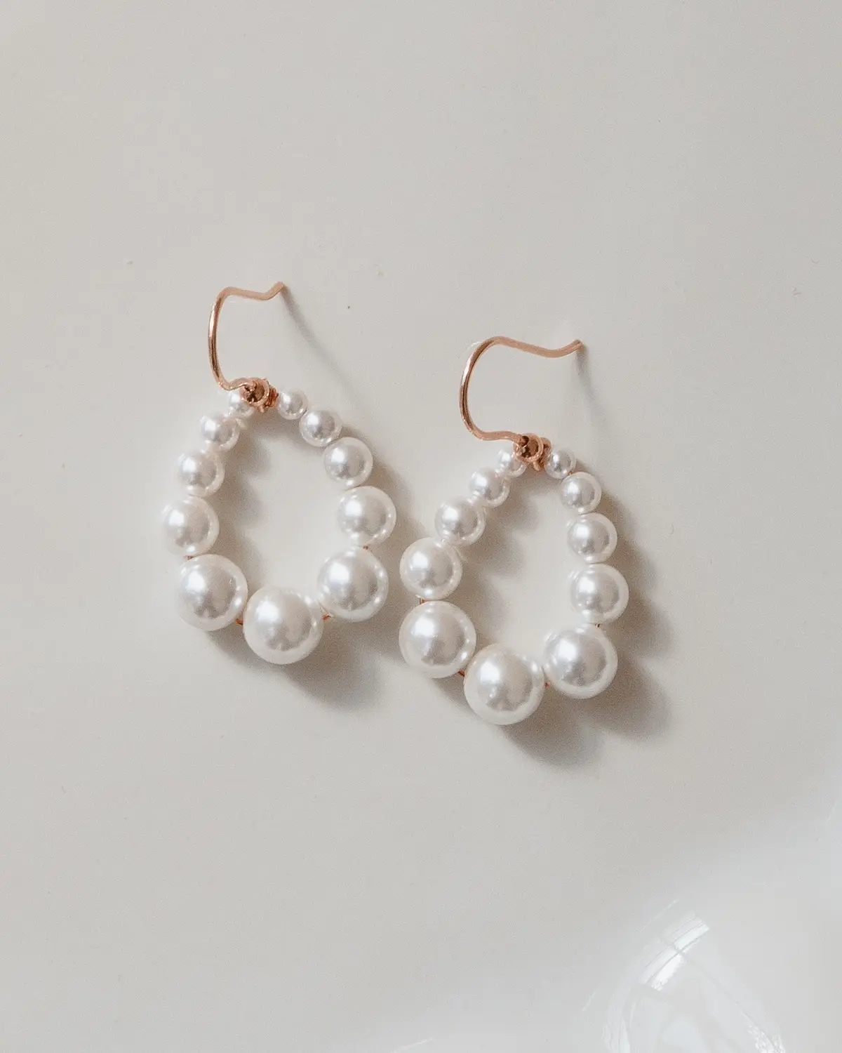 Moderne Ohrringe mit Muschelperlen aus 925 Sterling Silber 18K rosรฉvergoldet, Brautohrringe von Sternenauge