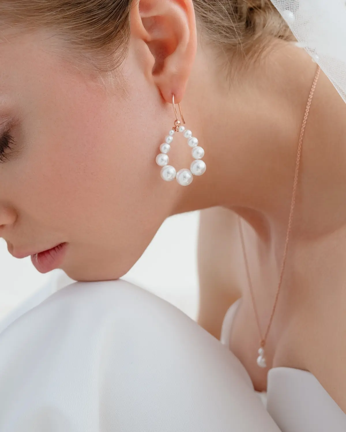 Detailansicht Ohrh&auml;nger mit Perlen ANNOUK, ovale Form mit Muschelperlen in unterschiedlichen Gr&ouml;&szlig;en, moderner Brautschmuck aus der Sternenauge Manufaktur